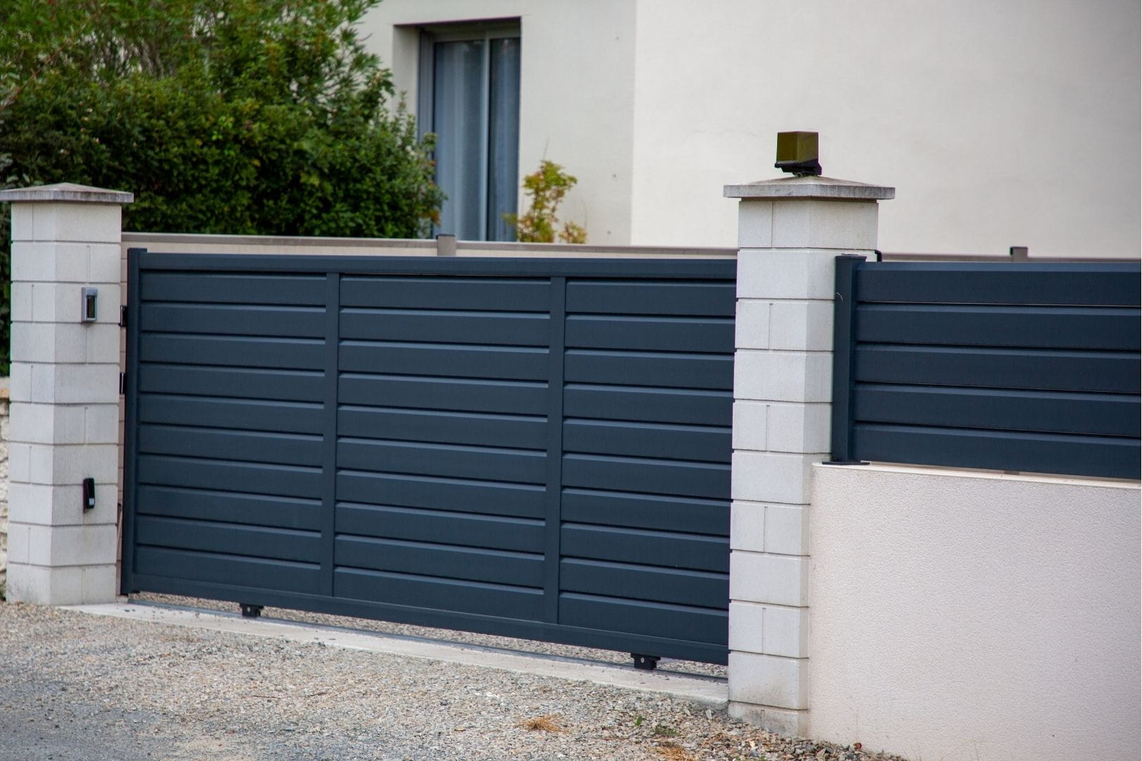 Installation d'un portail coulissant moderne en aluminium gris et de sa clôture à Dreux