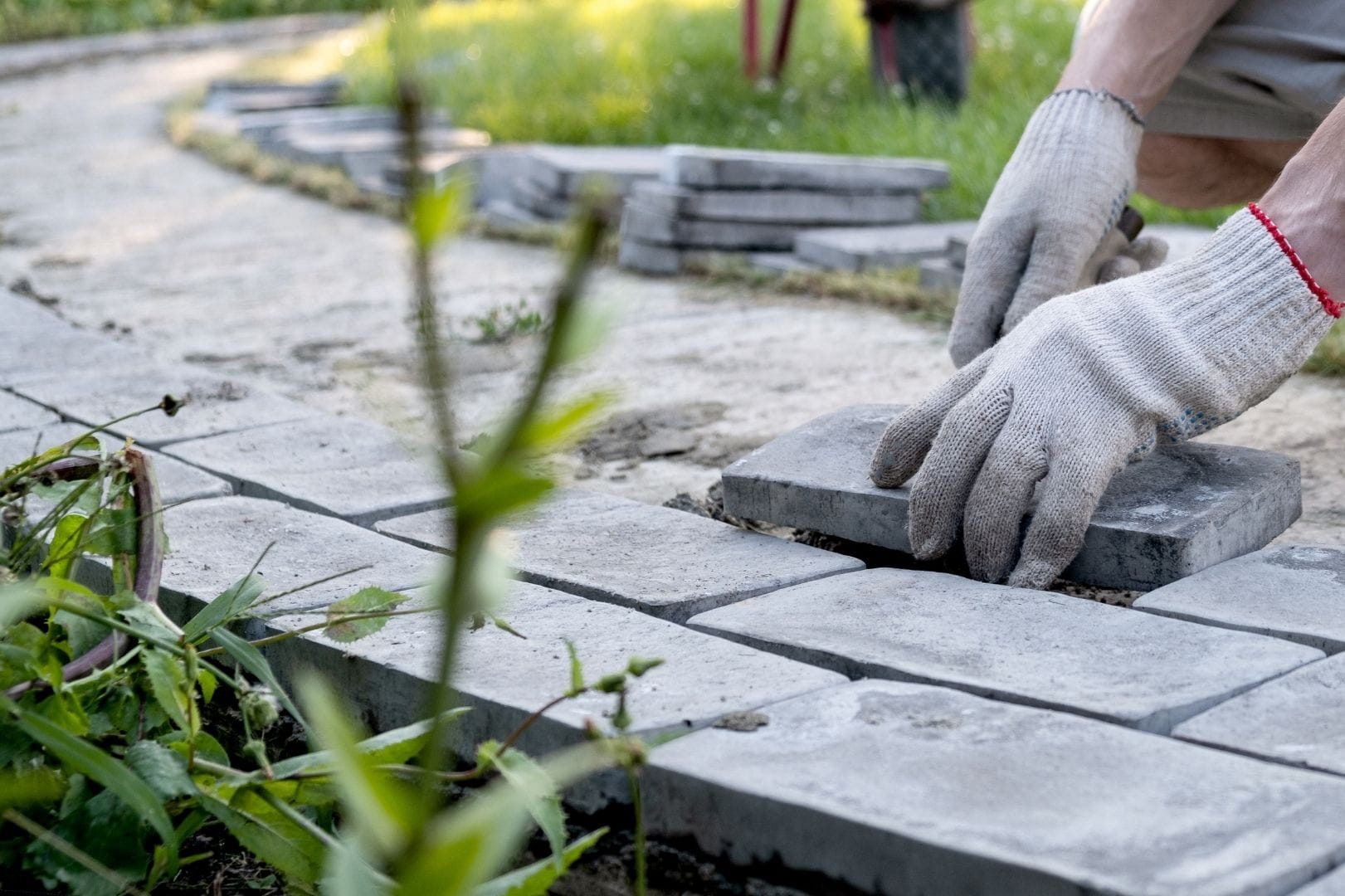 Finition des joints de pavés sur une cour de maison individuelle à Dreux