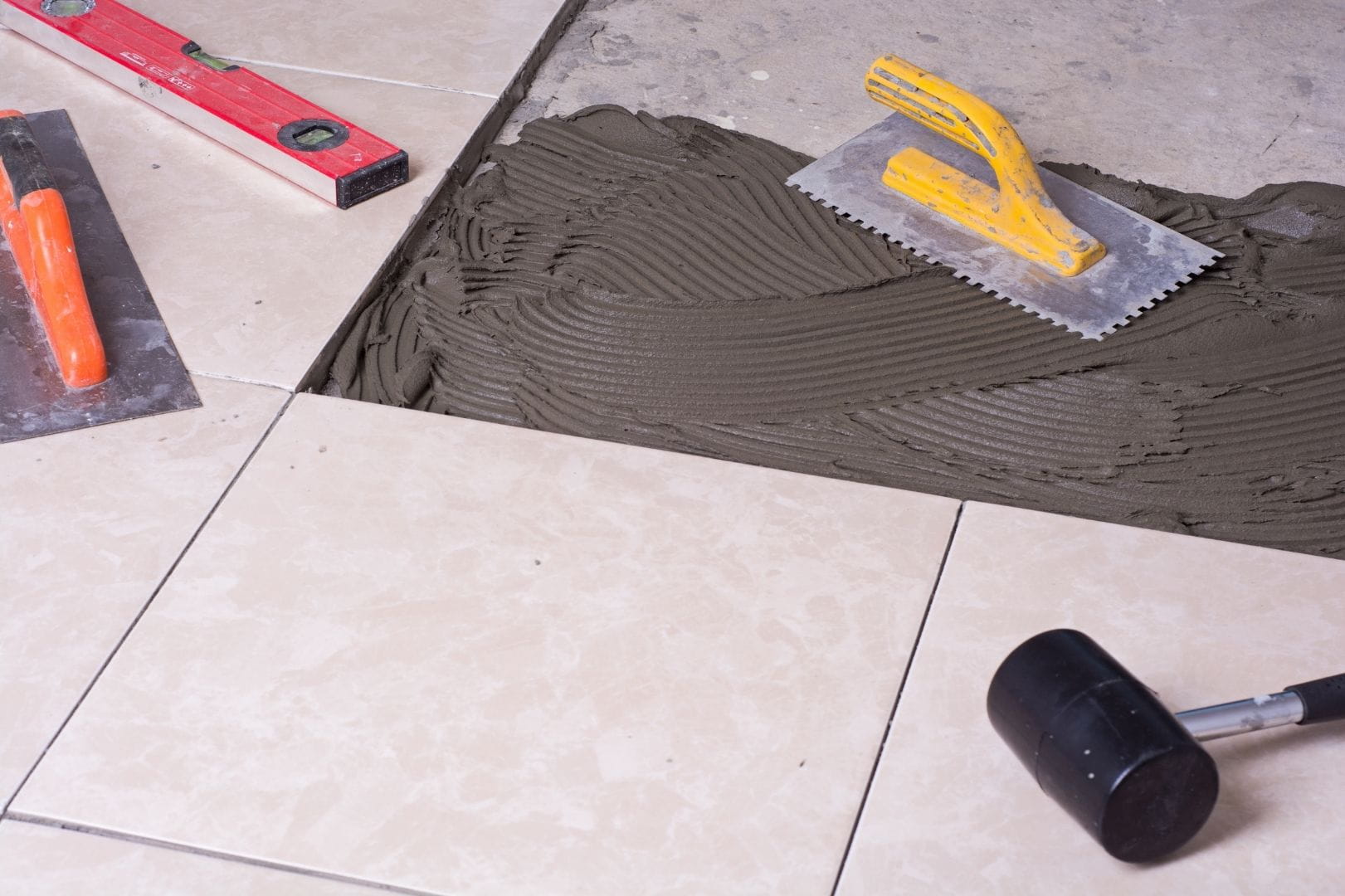 Finition des joints de carrelage hydrofuges dans une douche à l'italienne à Dreux