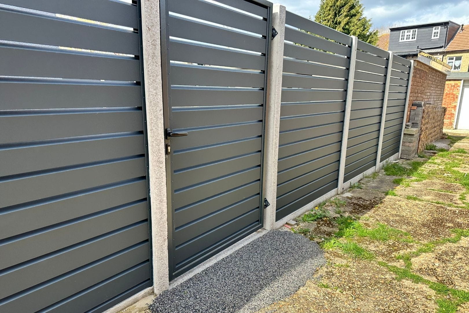 Scellement de poteaux de clôture et pose de grillages par un artisan à Dreux