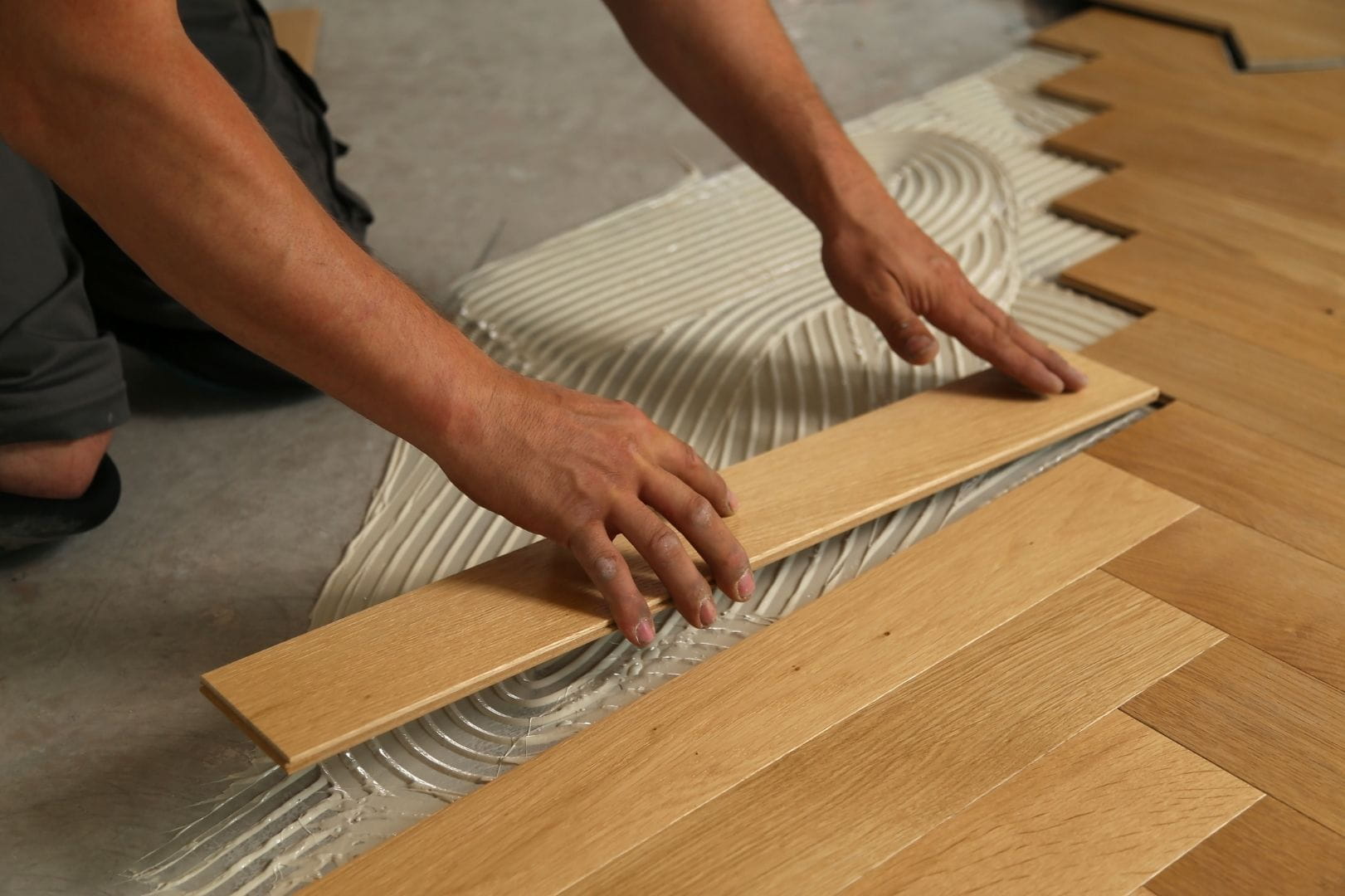 Finition des plinthes et détails de pose de parquet par un artisan à Dreux